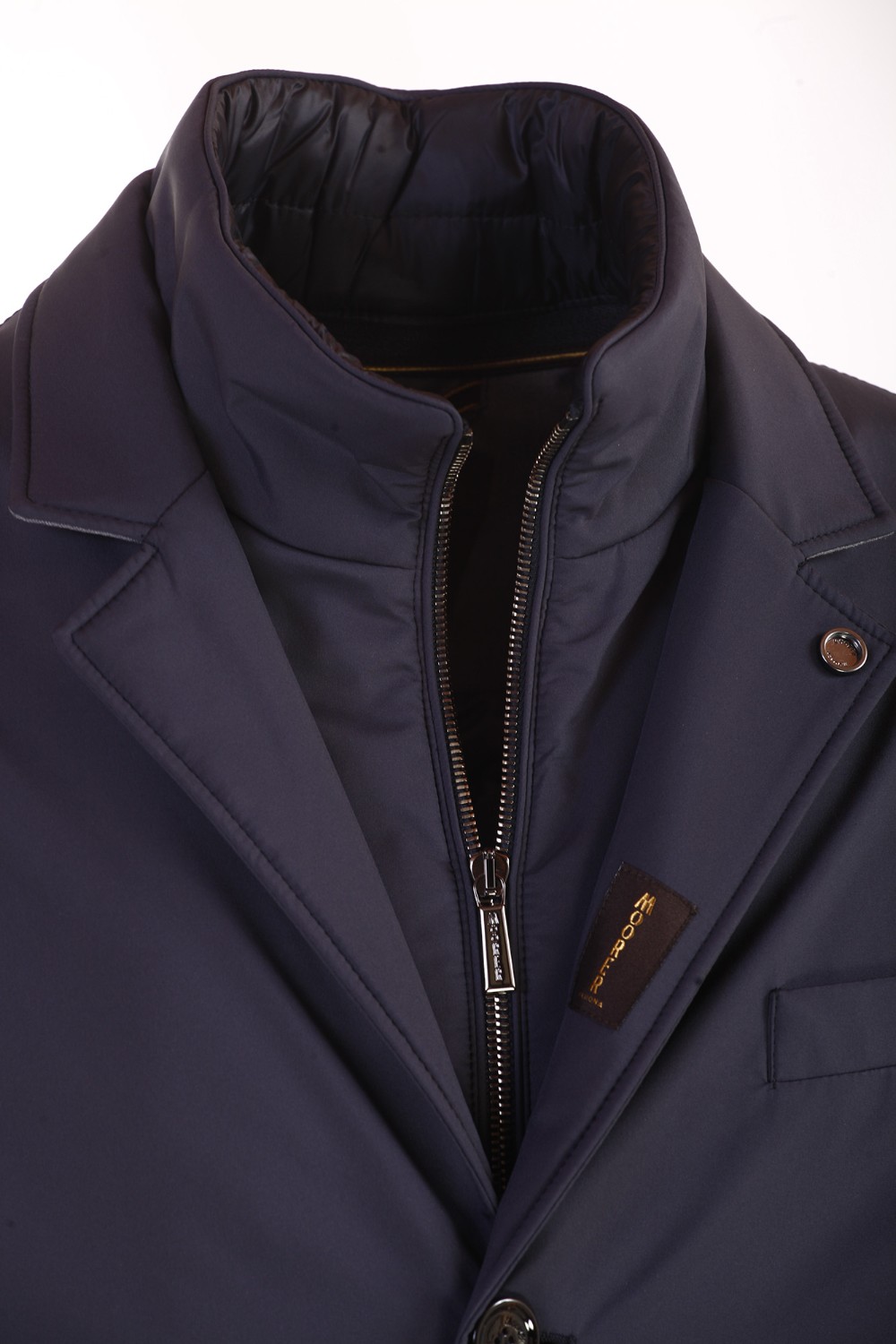 shop MOORER Saldi Giacca: Moorer giacca waterproof con corpetto staccabile. 
Realizzato in tessuto tecnico membranato stretch leggermente imbottito in piuma d’oca.
Foderato internamente con motivi in flanella tecnica e tasche porta documenti.
Fettuccie logate.
Abbottonatura con tre bottoni in corno.
Zip in metallo sulla tasca sul petto e sul corpetto e cappuccio.
Composizione: 100% Poliestere.
Fabbricato in Italia.. NOBILE SKT-0497 number 3260500